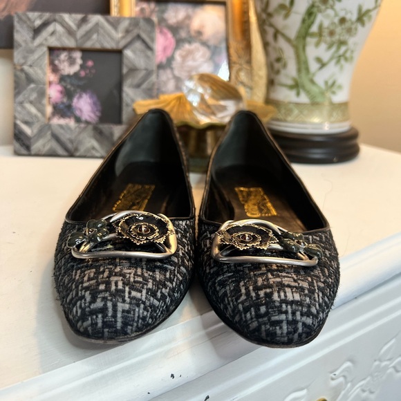 Salvatore Ferragamo Grey Tweed w/ metal Flower Toe Buckle - Picture 2 of 12